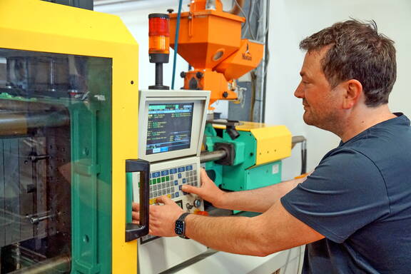 Kunststofftechnologe Urs Röthlisberger Die KTI AG ist spezialisiert auf Hochleistungskunststoffe.