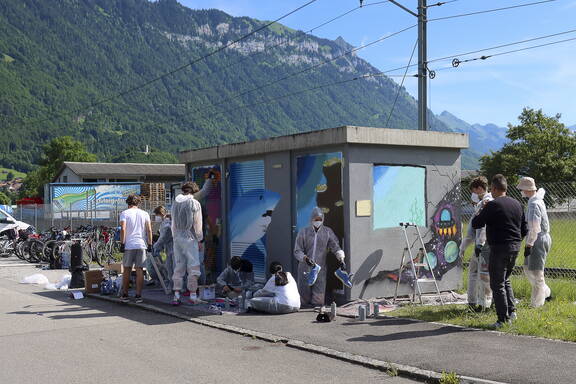 Aus grau wird bunt: Streetart trifft auf die Trafostation beim BZI

