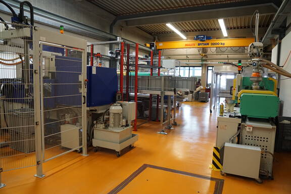 Maschinenhalle Hoher Automatisierungsgrad: Sechs Maschinen produzieren rund um die Uhr.